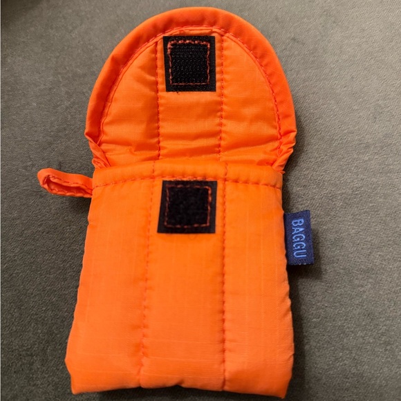 BAGGU Orange AirPod case - Picture 4 of 6